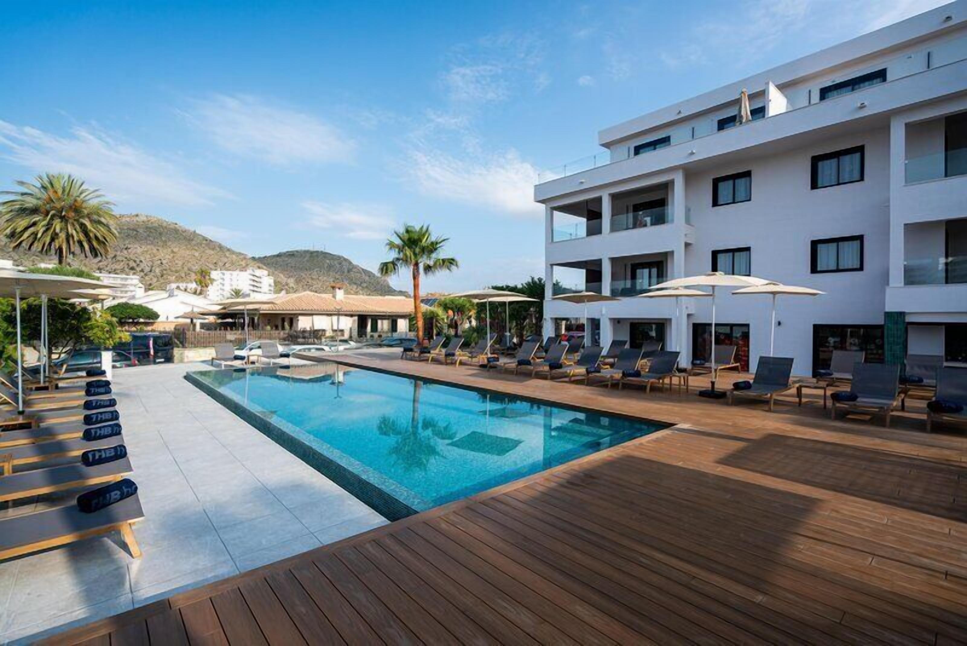 Outdoor pool, open 10:00 AM to 7:00 PM, pool umbrellas, sun loungers