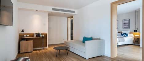Suite, balcó | Caixa forta a l'habitació, escriptori i cortines opaques