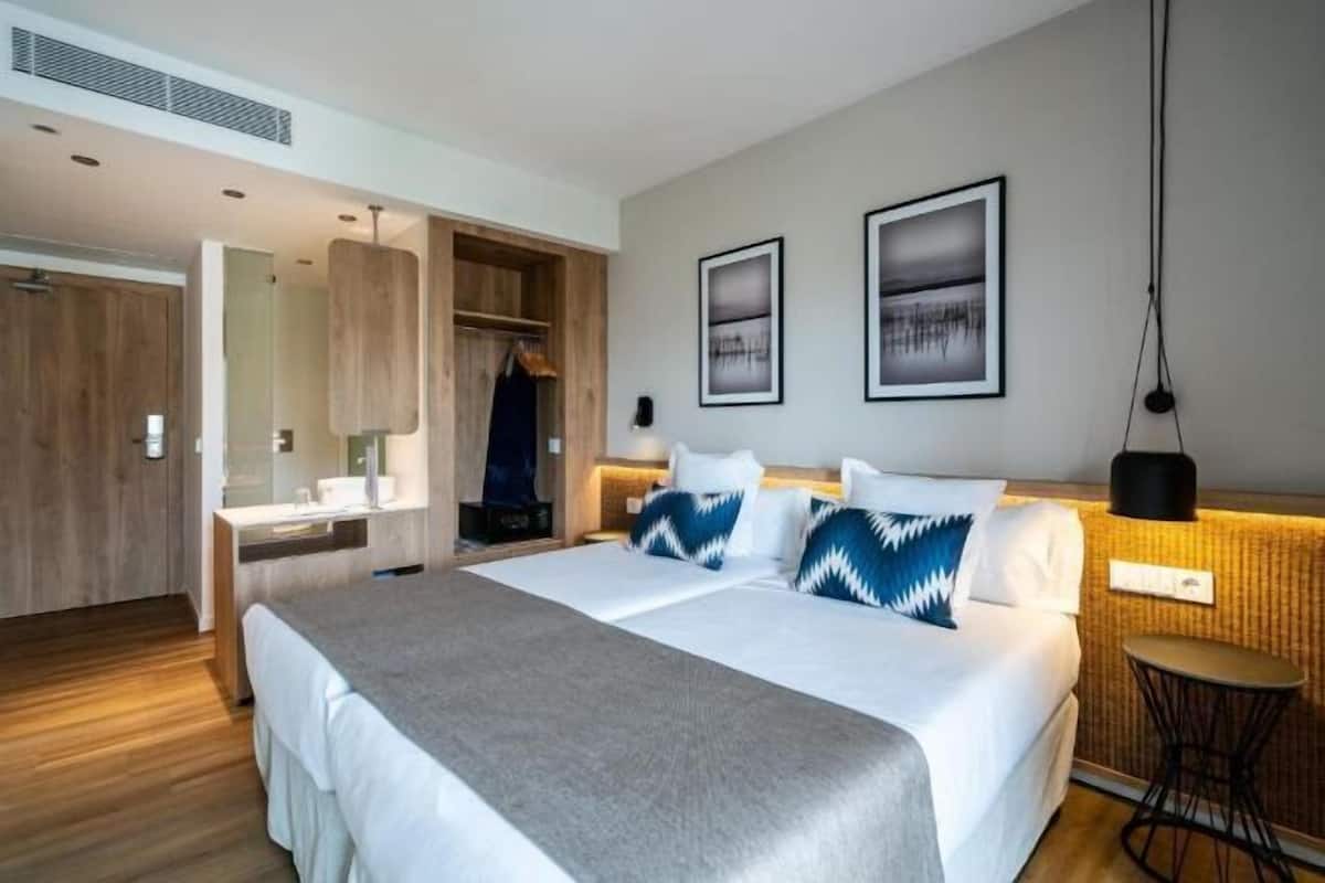 1 bedroom, in-room safe, desk, blackout curtains