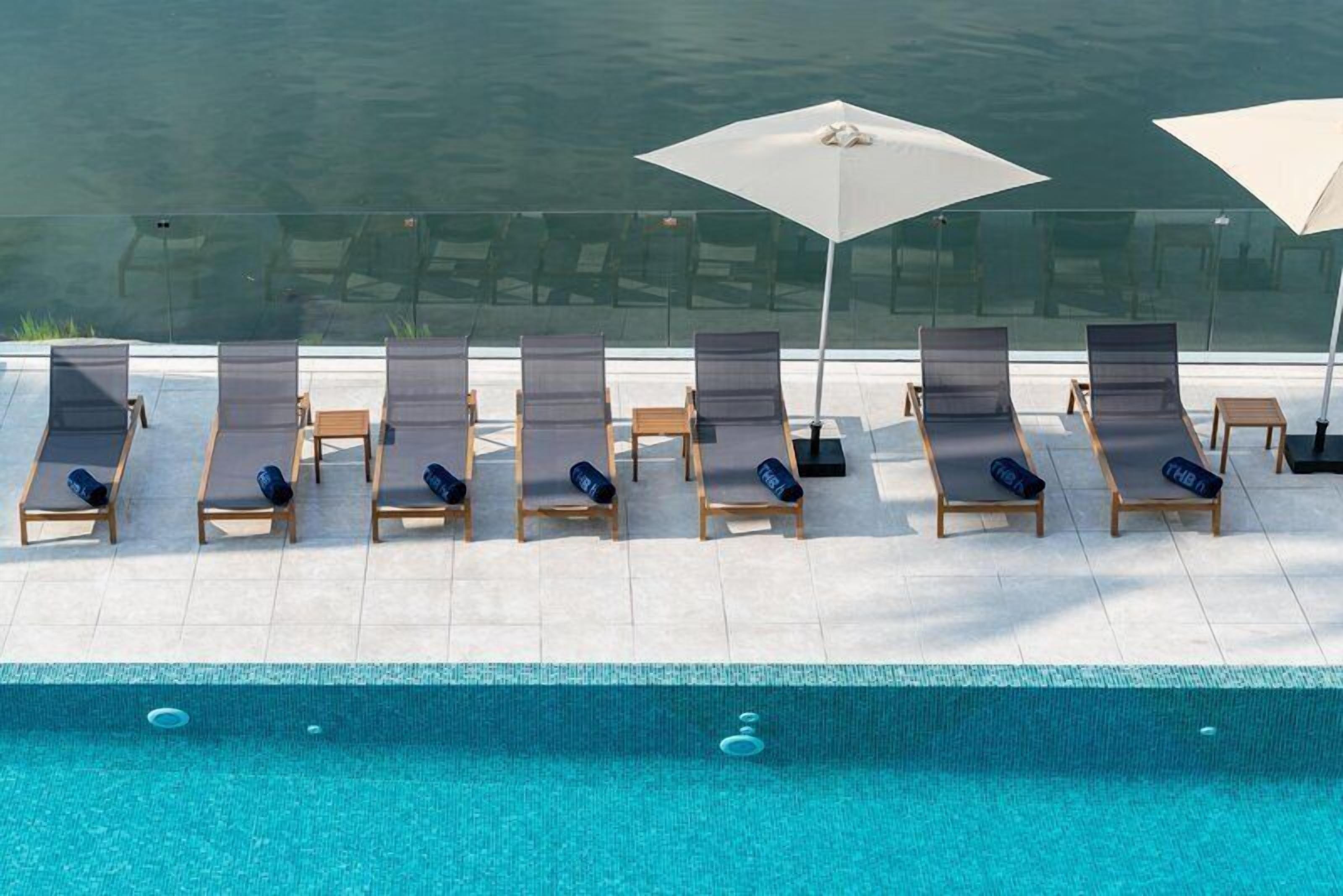 Una piscina al aire libre (de 10:00 a 19:00), sombrillas, tumbonas