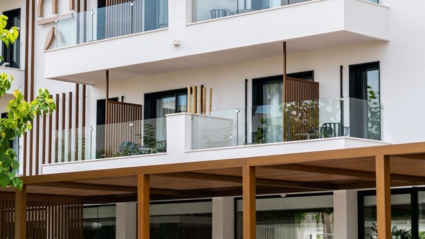 A multi-story building with balconies, large windows, and a modern architectural design. - THB Bamboo Alcudia Hotel - Adults Only (Alcúdia)