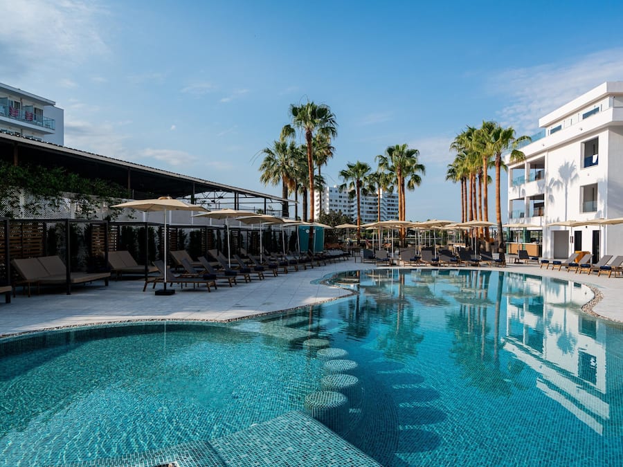 Utendørsbasseng, bassengparasoller og solsenger