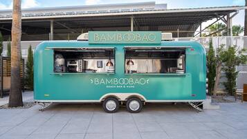Un camion-restaurant de couleur turquoise portant le nom « BambooBao » et la mention « Snack Bar & More » sur le côté.