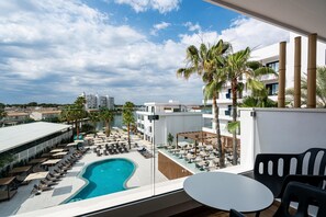 Tallelokero huoneessa, työpöytä, pimennysverhot, äänieristys