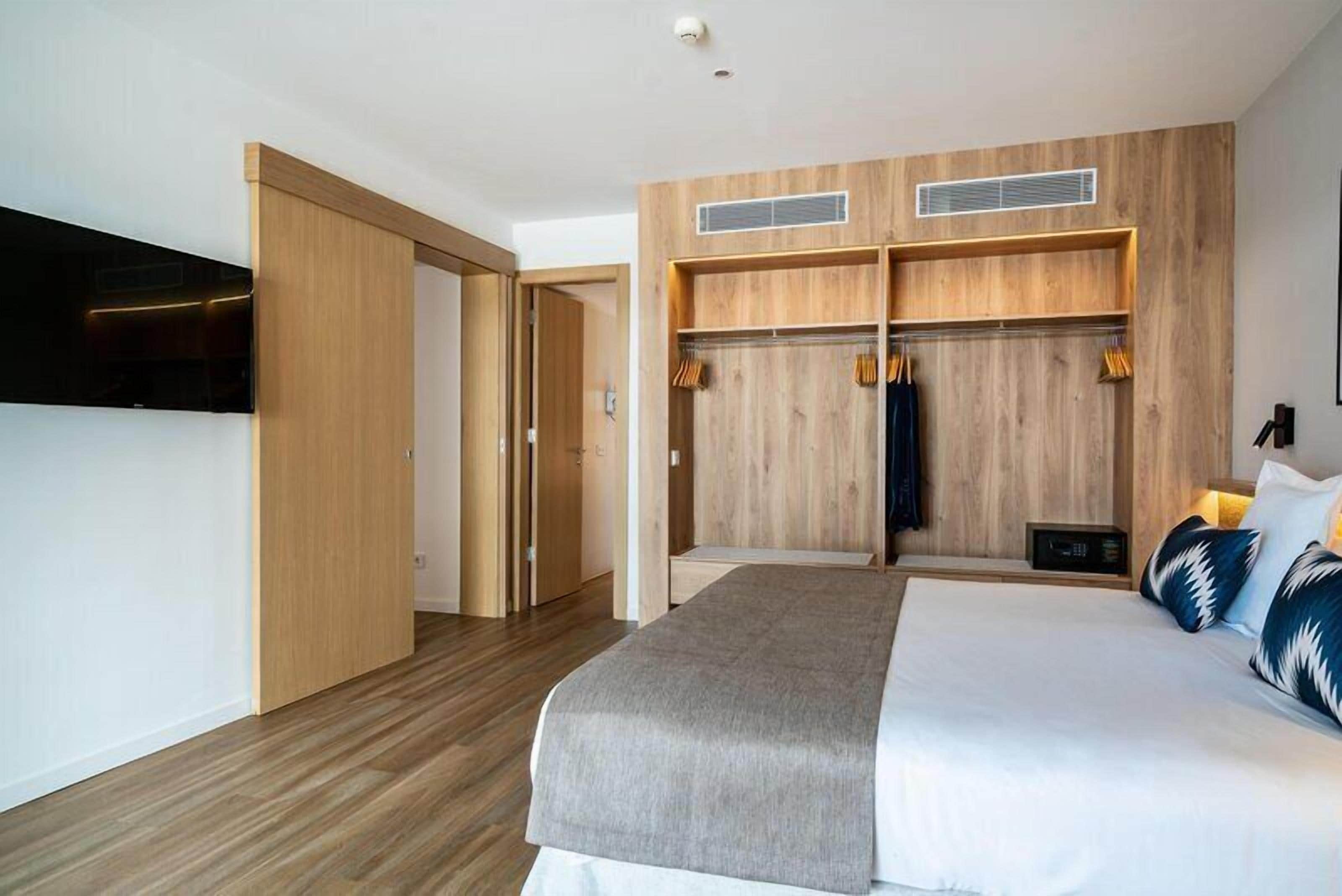 Suite, Balcony | In-room safe, desk, blackout curtains, soundproofing