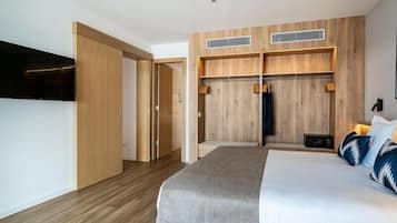 Suite, Balcony | In-room safe, desk, blackout curtains, soundproofing