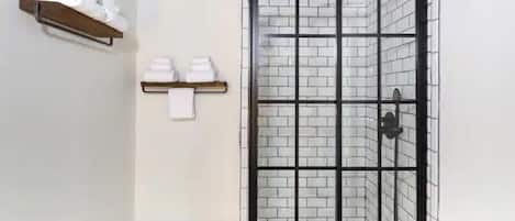 Ducha, jabón, shampoo, papel higiénico