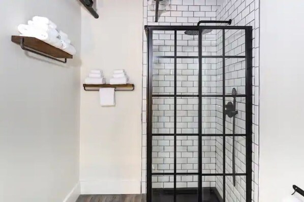 Douche, savon, shampoing, papier toilette