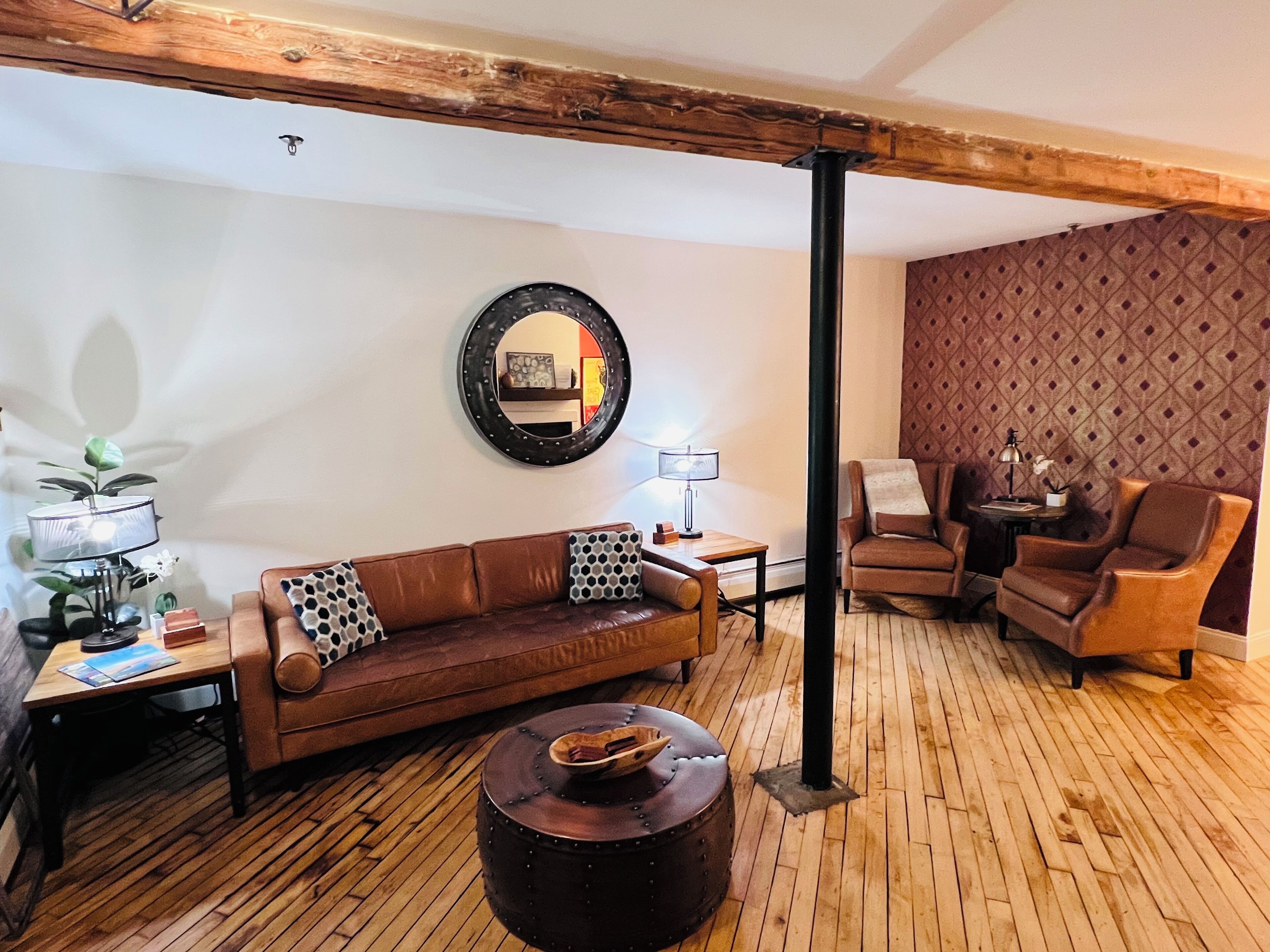 Smart TV, fireplace, books, stereo