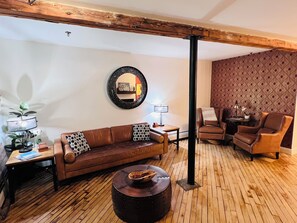 Smart TV, caminetto, libri, impianto stereo