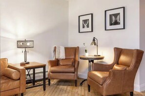 Smart TV, fireplace, books, stereo