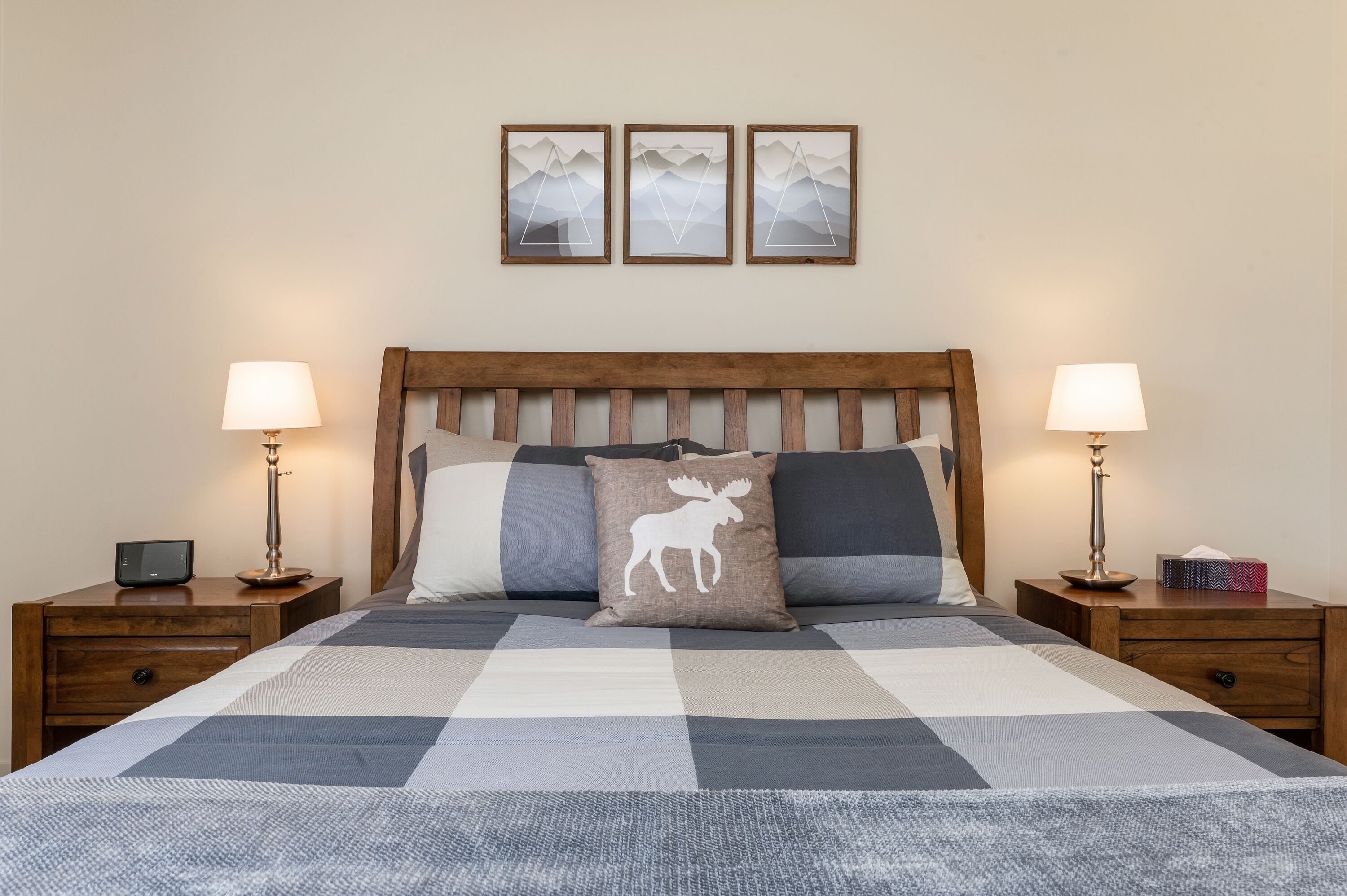 Cozy 3 BR Townhome, 2 min walk to DT w/fireplace and walking distance to beach