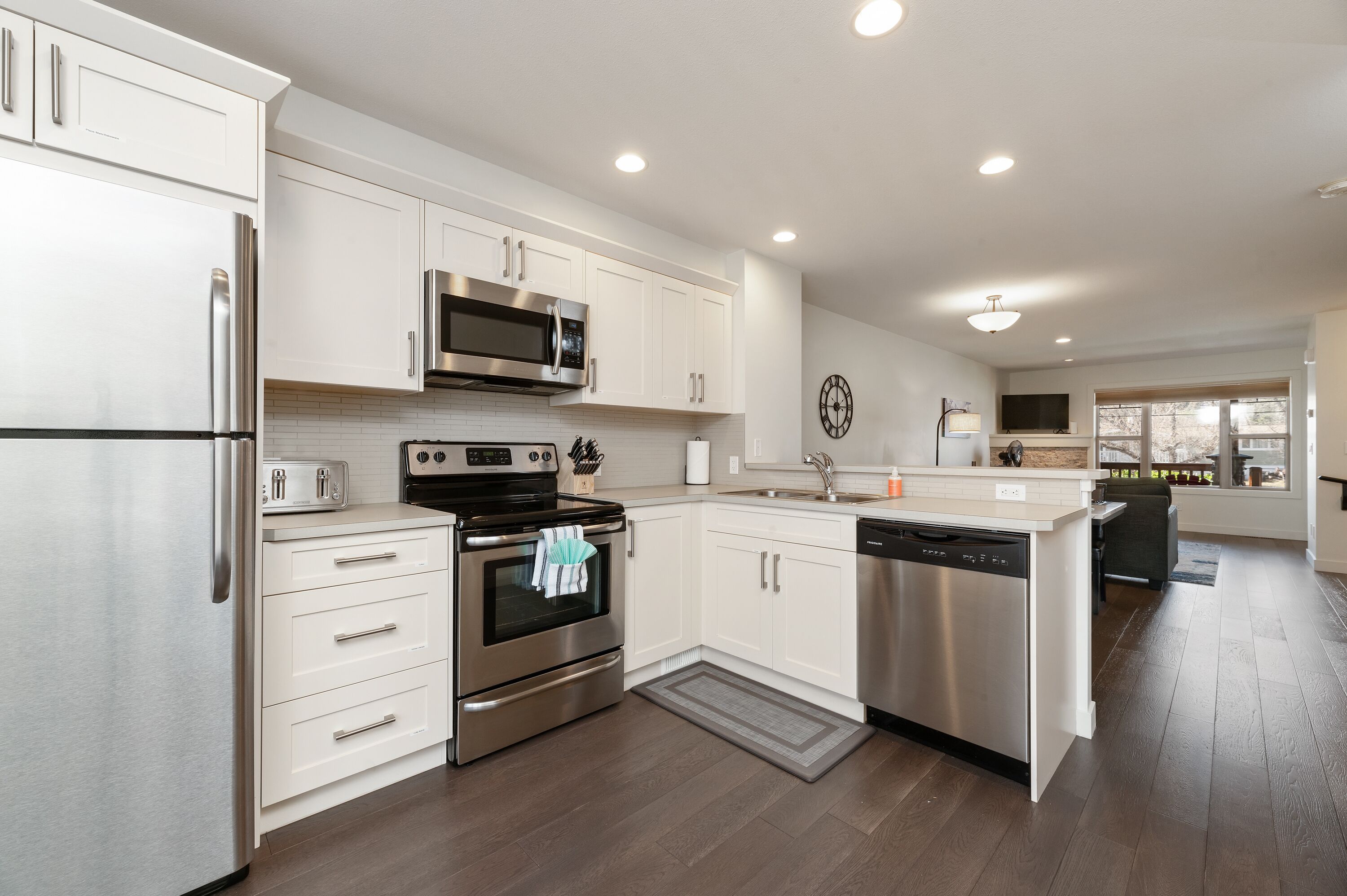 Cozy 3 BR Townhome, 2 min walk to DT w/fireplace and walking distance to beach