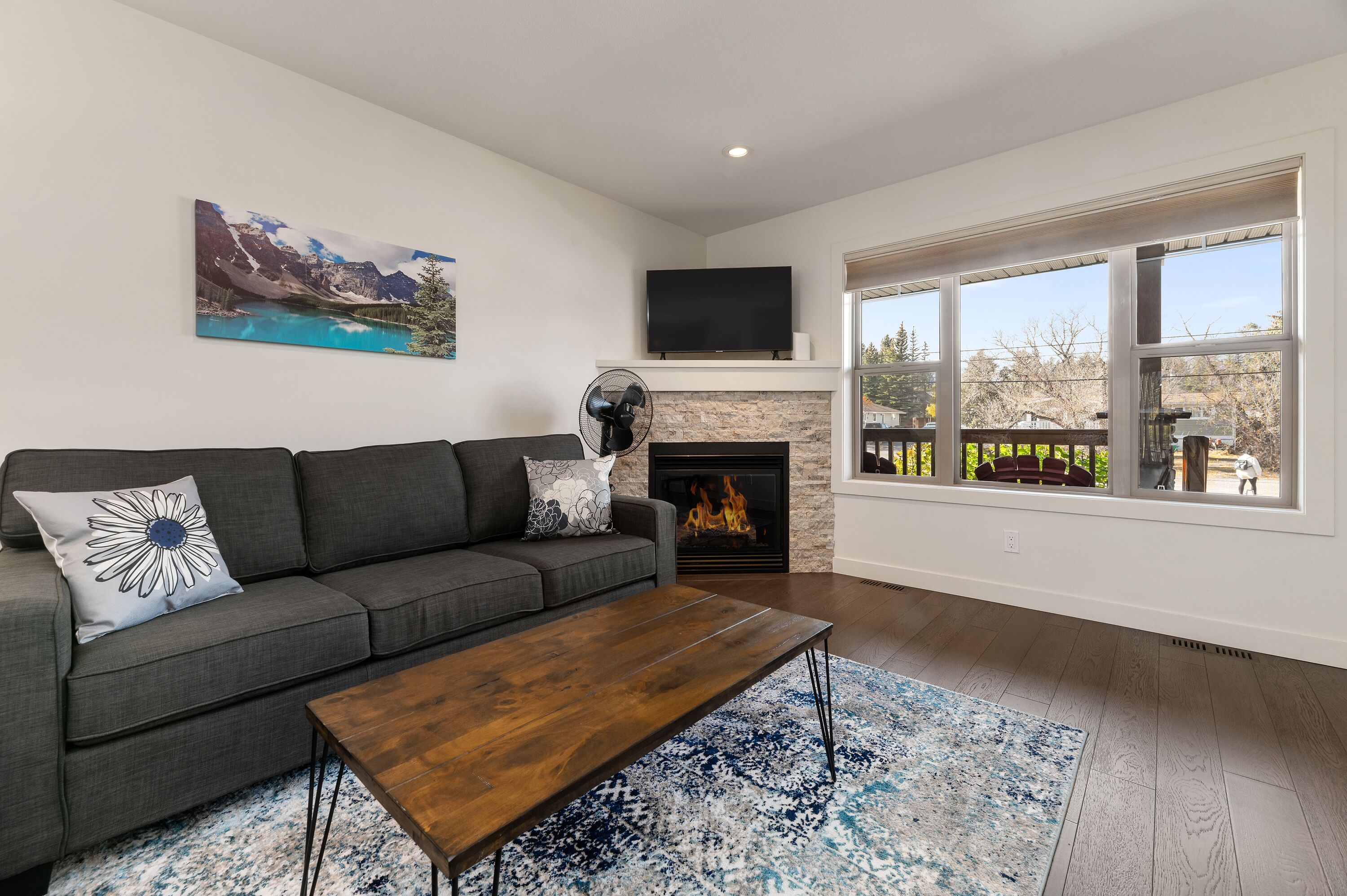 Cozy 3 BR Townhome, 2 min walk to DT w/fireplace and walking distance to beach