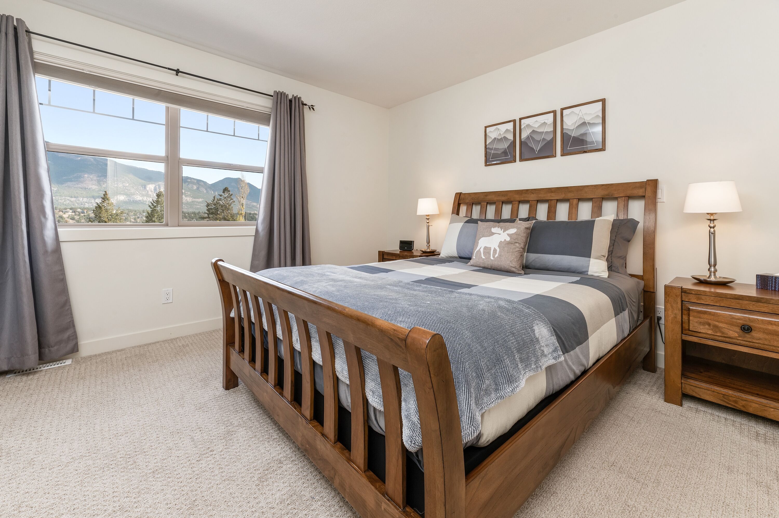 Cozy 3 BR Townhome, 2 min walk to DT w/fireplace and walking distance to beach