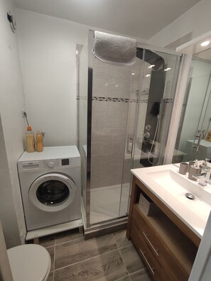 Doccia, asciugacapelli, asciugamani, carta igienica