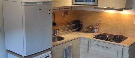 Réfrigérateur, micro-ondes, four, plaque de cuisson