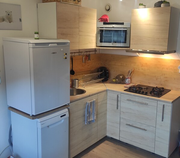 Een koelkast, een microgolfoven, een oven, een kookplaat