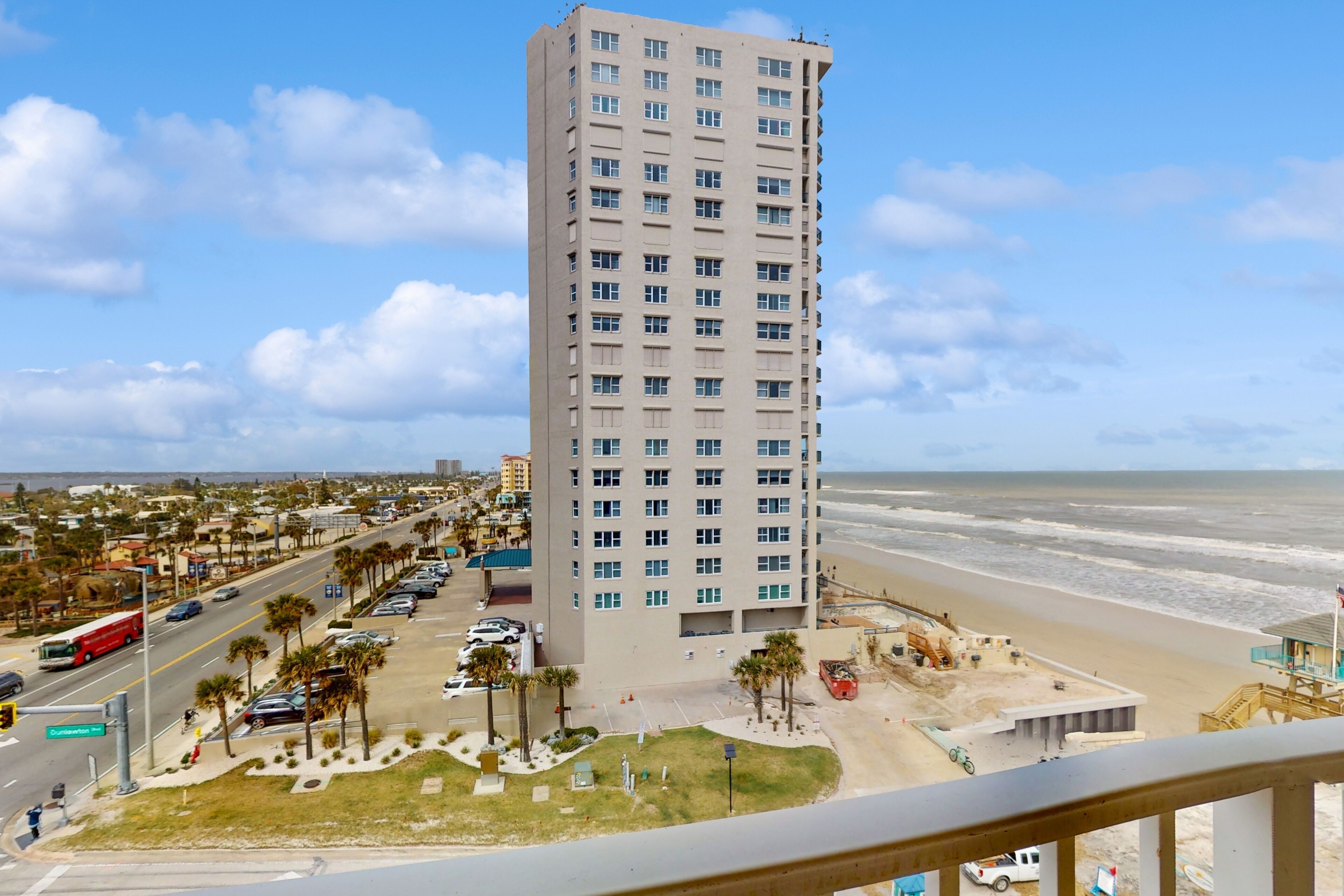 Delightful snowbird-friendly beachfront condo with beach access & balcony