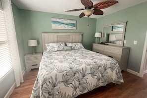 1 habitación, escritorio y tabla de planchar con plancha
