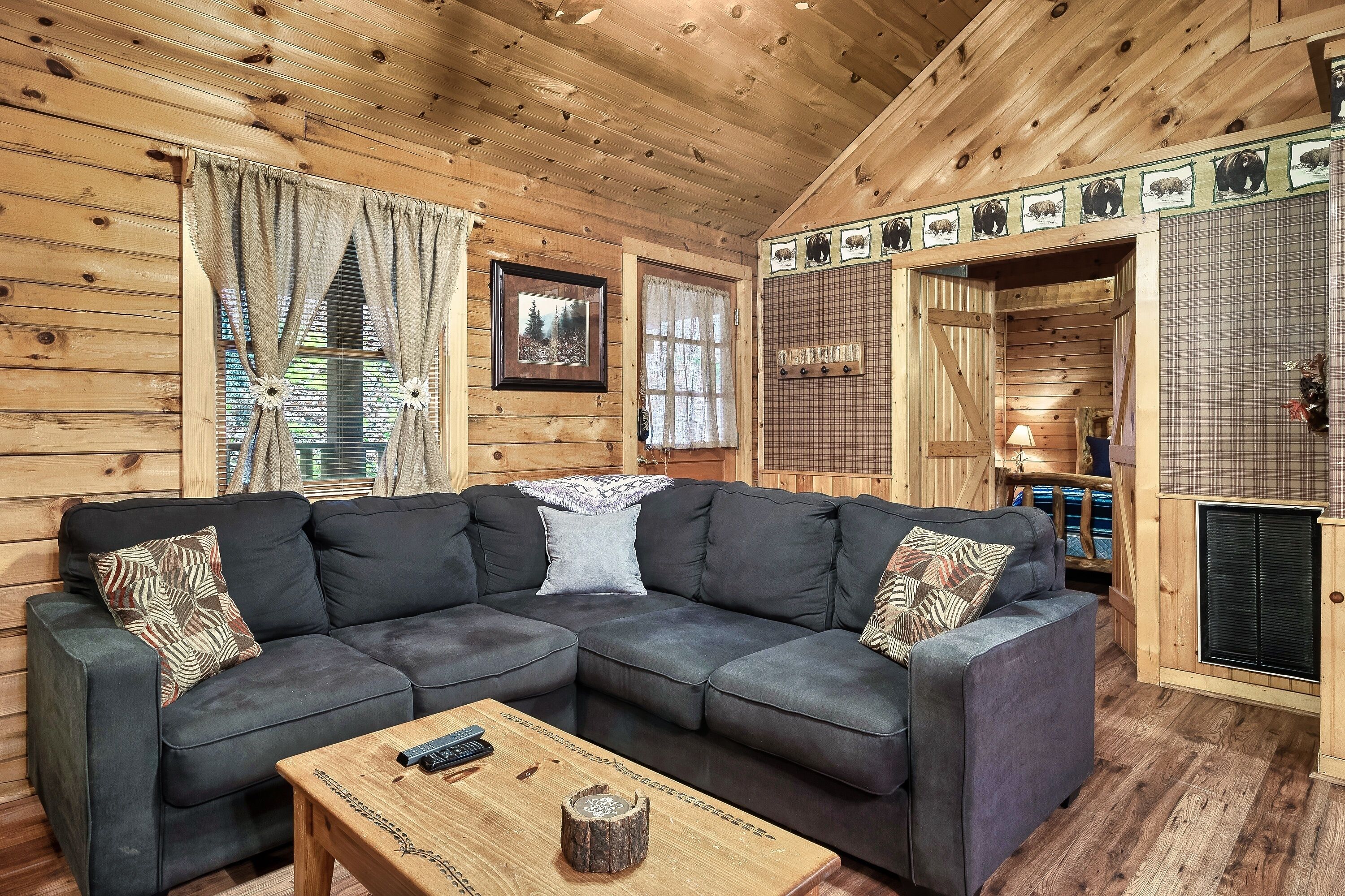 Cozy Cabin!15 min to PF! Hot Tub! Jetted Tub!
