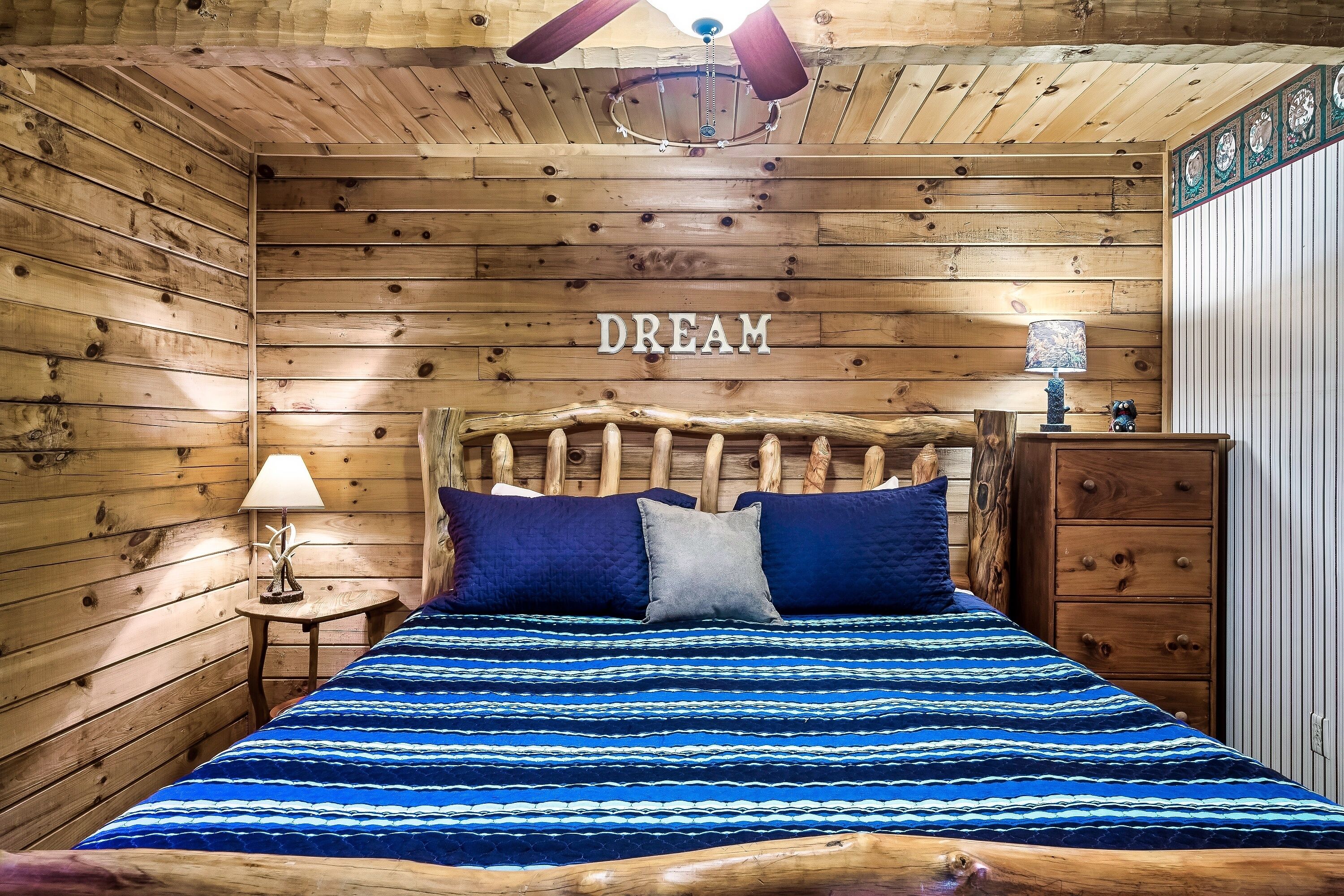 Cozy Cabin!15 min to PF! Hot Tub! Jetted Tub!