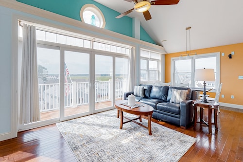 Coastal marsh-view getaway with 2 decks, grill, AC & W/D - walk to beach