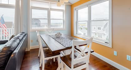 Coastal marsh-view getaway with 2 decks, grill, AC & W/D - walk to beach