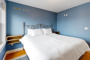 3 عدّة غرف نوم وخدمة الإنترنت وملاءات أسرّة