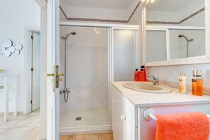 Shower, bidet, towels, toilet paper - Villa Aloe (Costa Adeje)