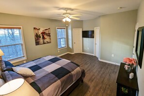 4 bedrooms, iron/ironing board, free WiFi, bed sheets - Mountain Getaway - 7 beds (2 King) - Large Common Area (Harpers Ferry)