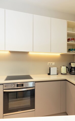 Een koelkast, een magnetron, een oven, een kookplaat