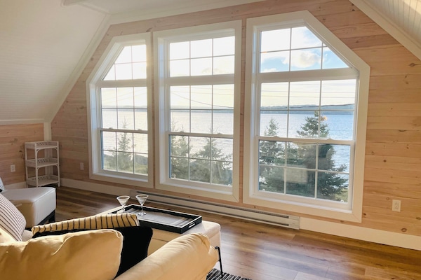 Een televisie en boeken