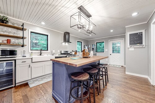 Adorable mountain escape with firepit, wraparound deck, fast WiFi, & gas grill