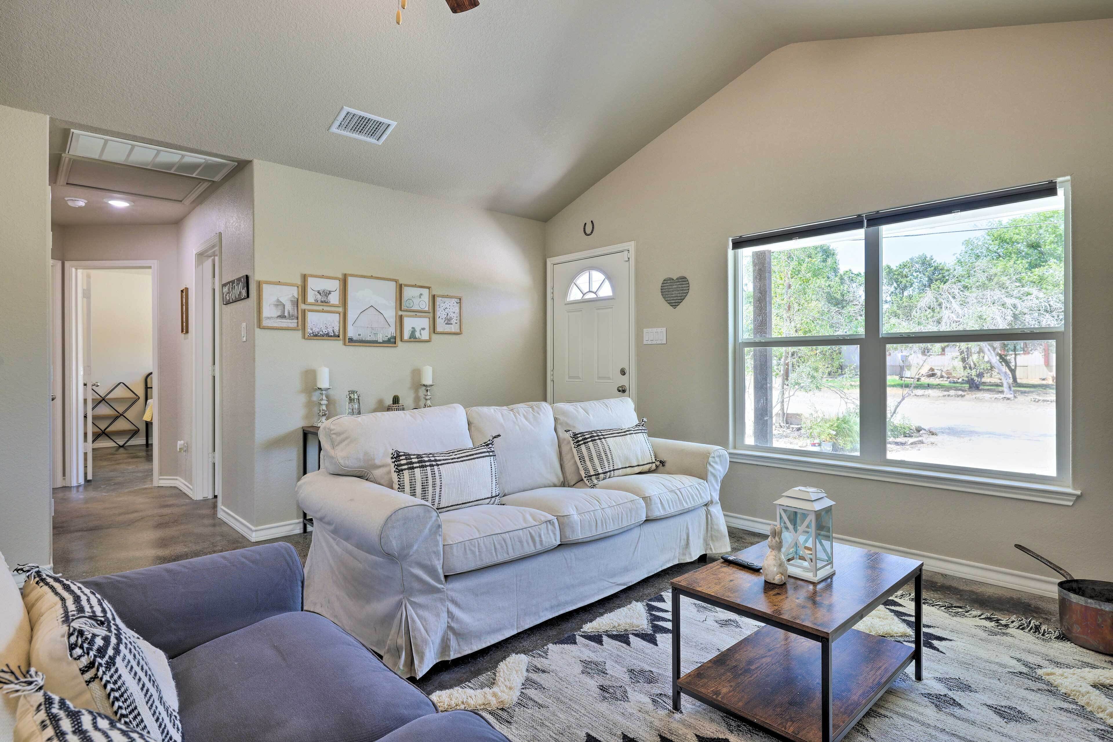 Canyon Lake Home ~ 1 Mi to Golfing & Swimming