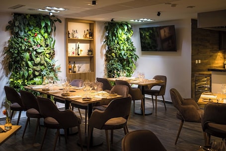 Dining. Kistücsök Food & Room