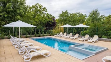 Una piscina al aire libre de temporada