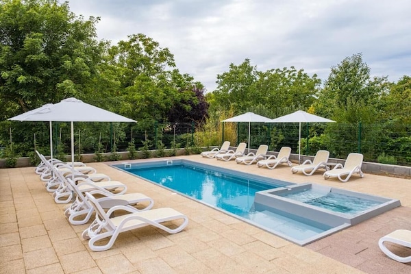 Una piscina al aire libre de temporada