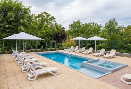 Una piscina al aire libre de temporada