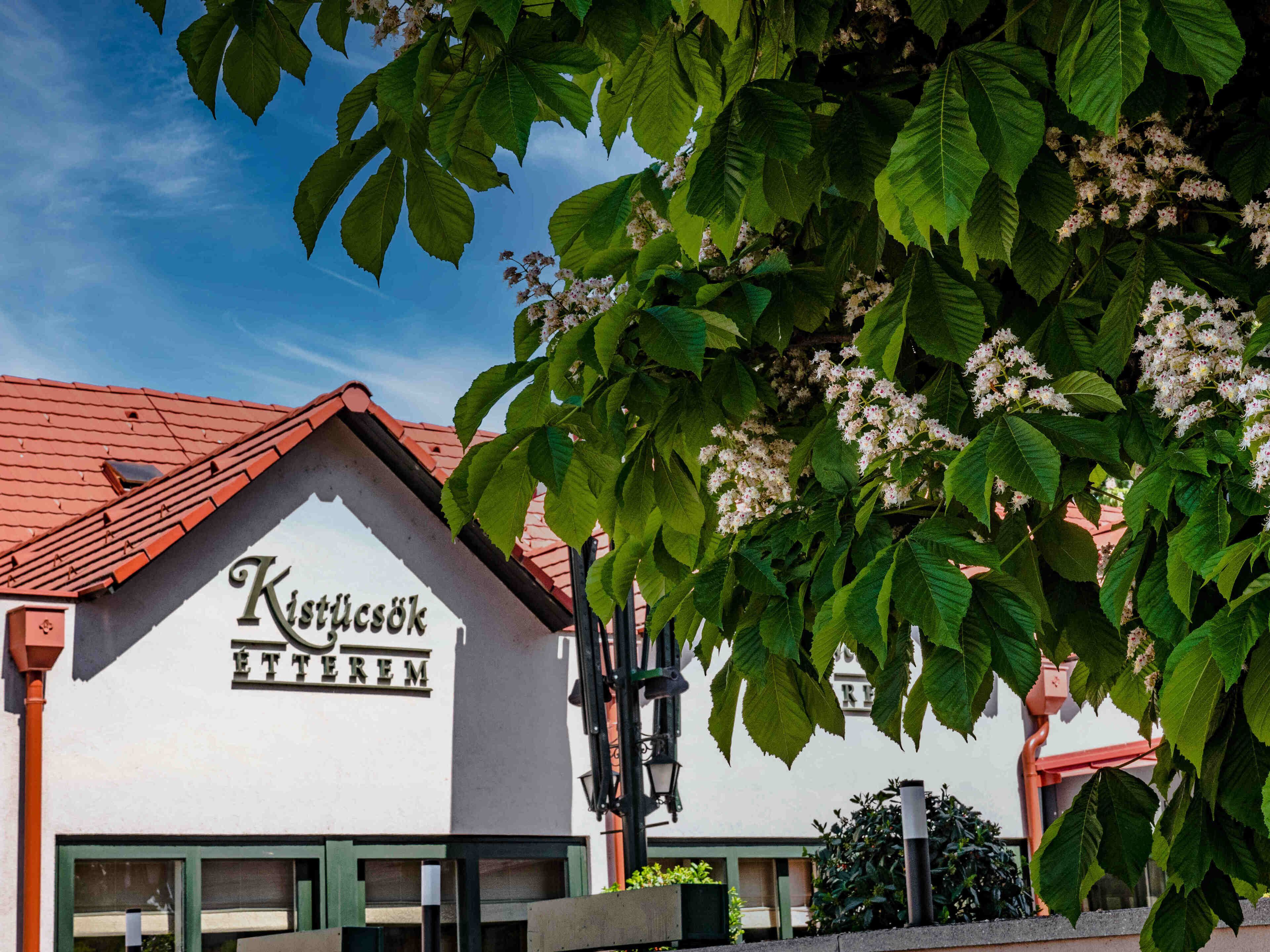 A building with a sign reading "Kisslitzöck ETTEREM" and a red-tiled roof.