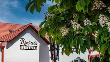 A building with a sign reading "Kisslitzöck ETTEREM" and a red-tiled roof.