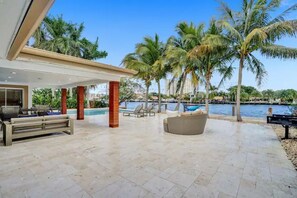 Outdoor dining - Walk to beach (Pompano Beach)