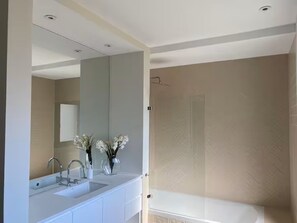 Ensemble baignoire-douche, séchoir à cheveux, bidet, serviettes fournies