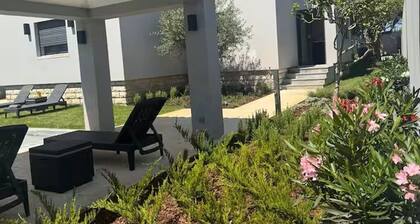House with garden & pool near the beach