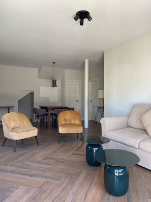 Televisión y chimenea 