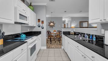 KĂŒhlschrank, Mikrowelle, Ofen, Herdplatte