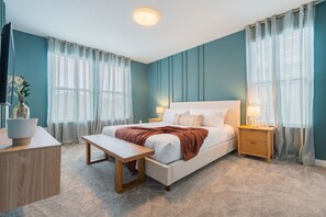 Desk, iron/ironing board, free WiFi, bed sheets - Francheska`s Villa: Private Pool/Spa, 24/7 Support (Davenport)