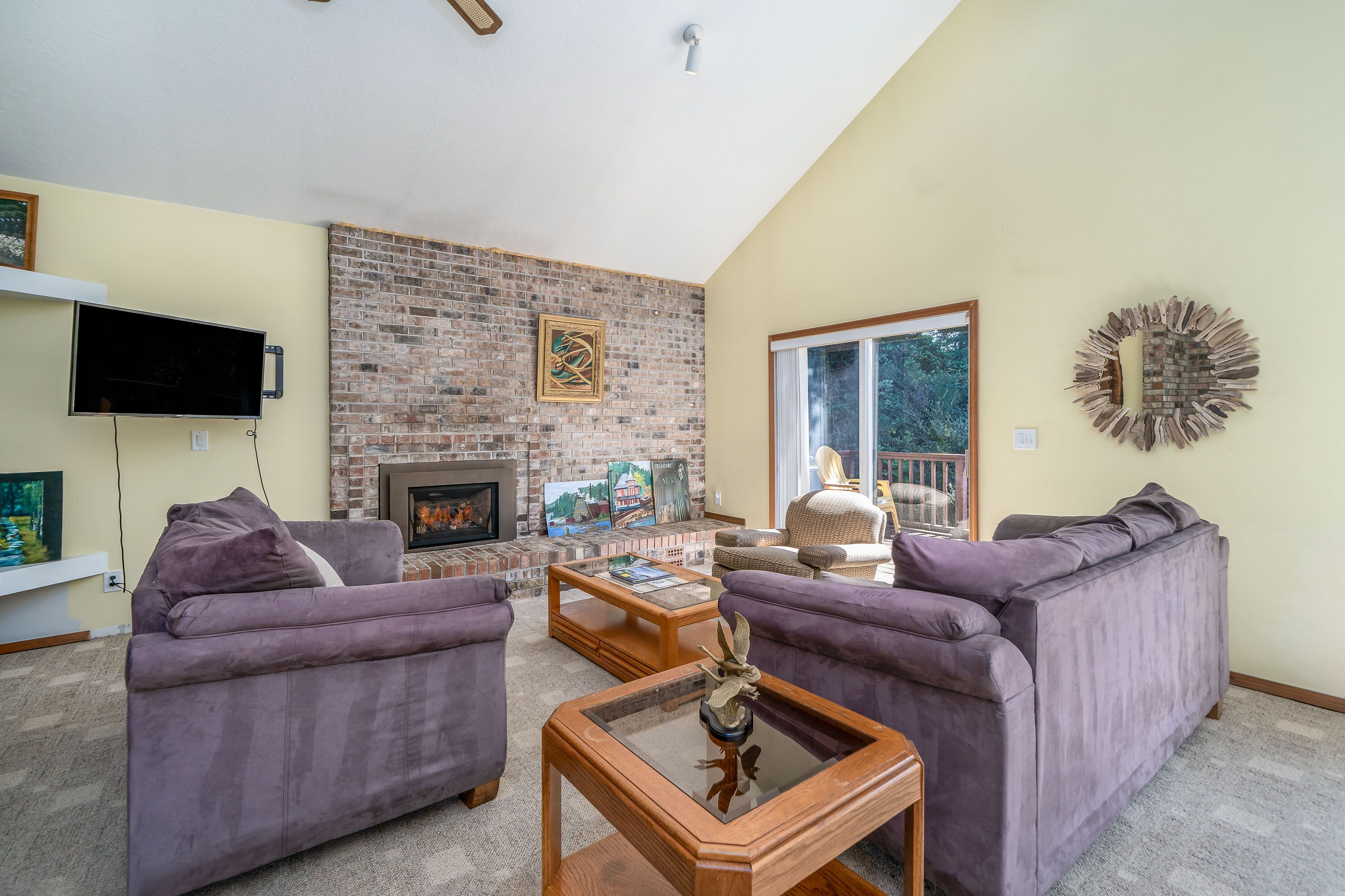 Pet Friendly Spacious Beach Home in Cape Kiwanda, Decks, BBQ, Walk to Beach