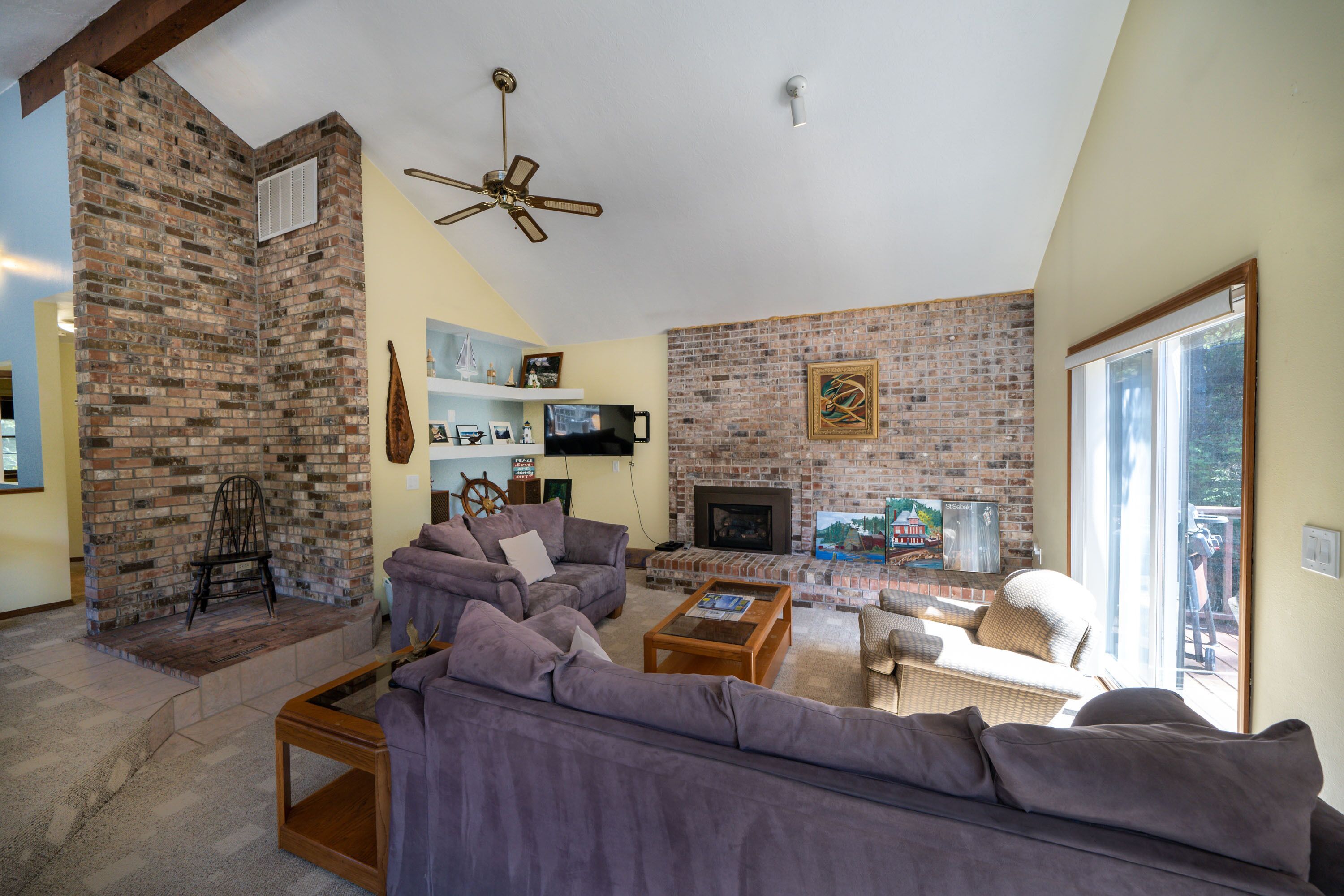 Pet Friendly Spacious Beach Home in Cape Kiwanda, Decks, BBQ, Walk to Beach