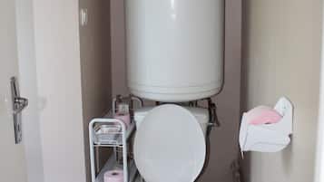 Regadera y papel de baño